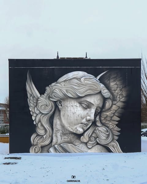 Fresque en noir et blanc d’un ange aux ailes déployées