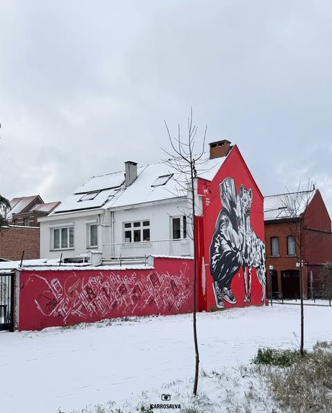 Fresque d’un cheval sur un pignon rouge, sous la neige