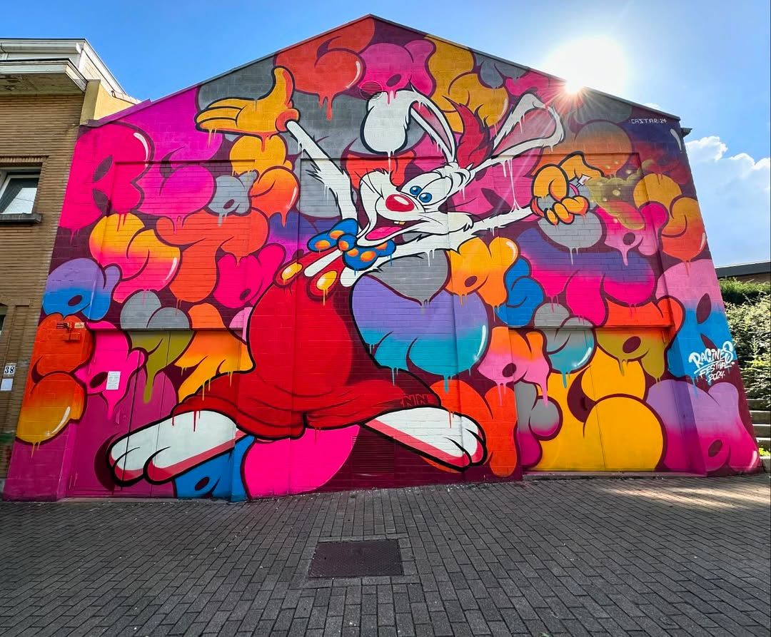 Fresque d’un lapin de dessin animé sur fond de lettrages roses et orangés